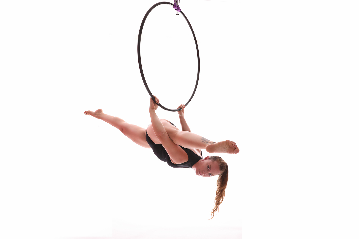 Theresa macht einen Straddel Kopfüber an der Pole mit einem Ellbowgrip im UpsideDown Studio in Bad Homburg nähe Frankfurt