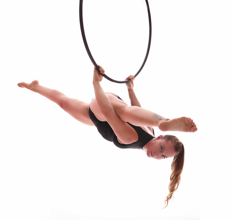 Aerial Hoop UpsideDown Bad Homburg Frankfurt Theresa hängt im unteren Teil des Reifens (Hoop) in einem Split. UpsideDown Studio Bad Homburg nähe Frankfurt.