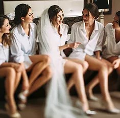 Junggesellinnenabschied UpsideDown Es sitzen Frauen mit einer Braut auf einer Bank und feiern Ihren Junggesellinnenabschied.