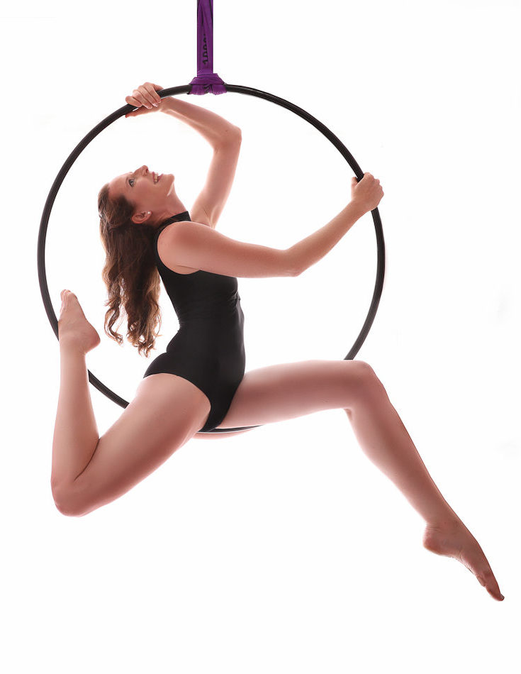 Trainerin_upsidedown_badhomburg_aerialhoop Susi (Trainerin im UpsideDown Studio Bad Homburg, nähe Frankfurt) macht Akrobatik im Luftring (Aerial Hoop)Das ist eine ist Variation im Hoop..