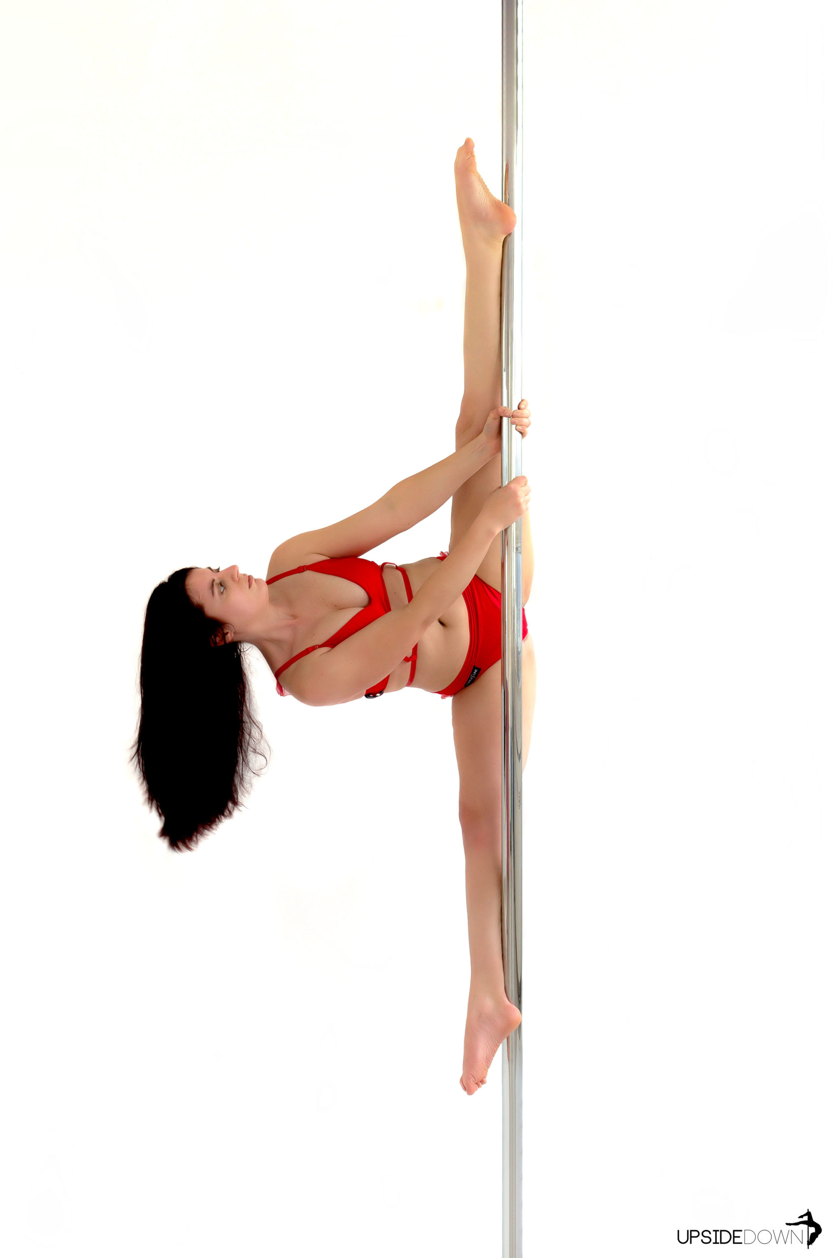Susi (Trainerin im UpsideDown Studio Bad Homburg, nähe Frankfurt) macht die Figur Brassmonkey an der Stange (Pole).