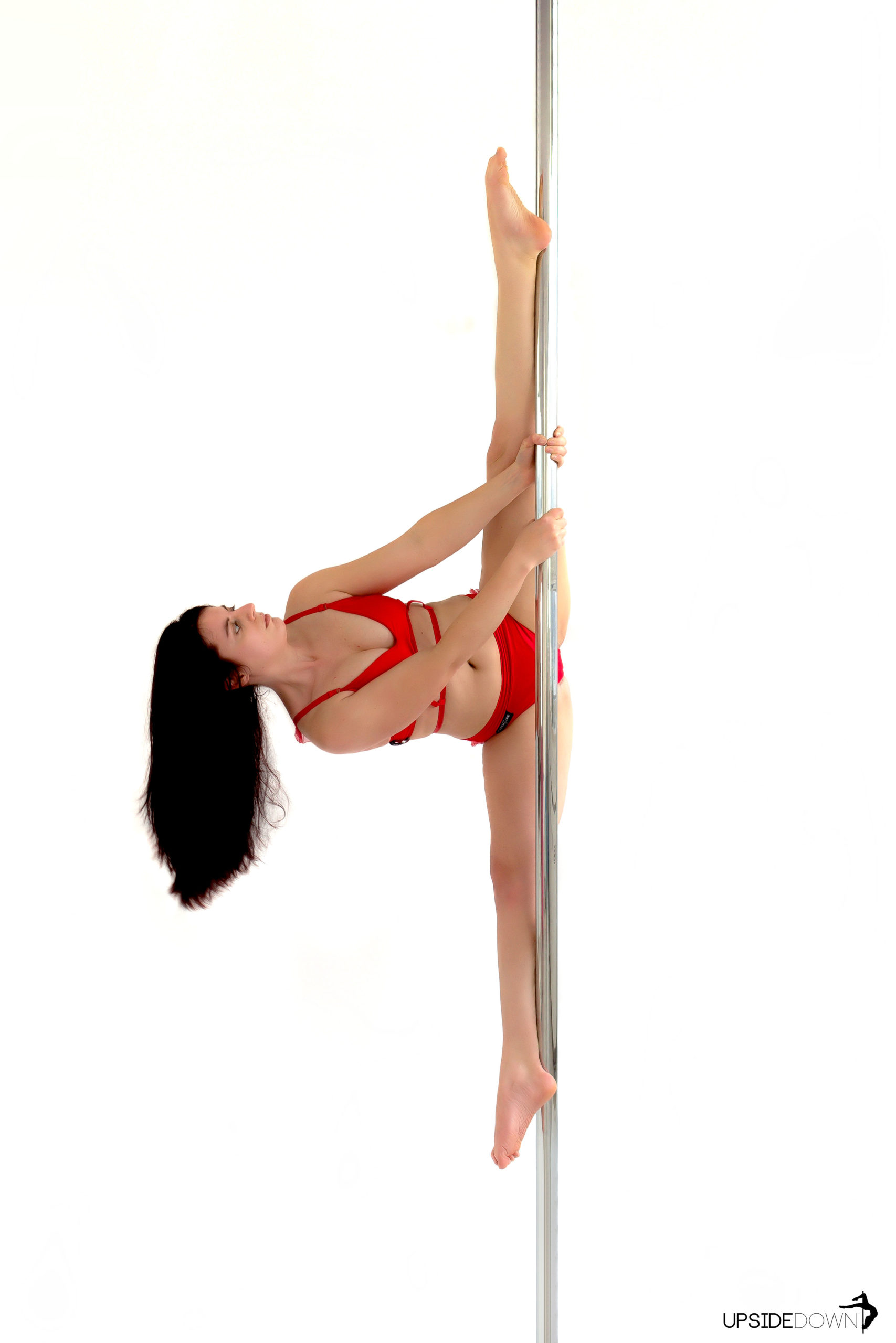 Bianca_10_bunt_white Susi (Trainerin im UpsideDown Studio Bad Homburg, nähe Frankfurt) macht die Figur Brassmonkey an der Stange (Pole).