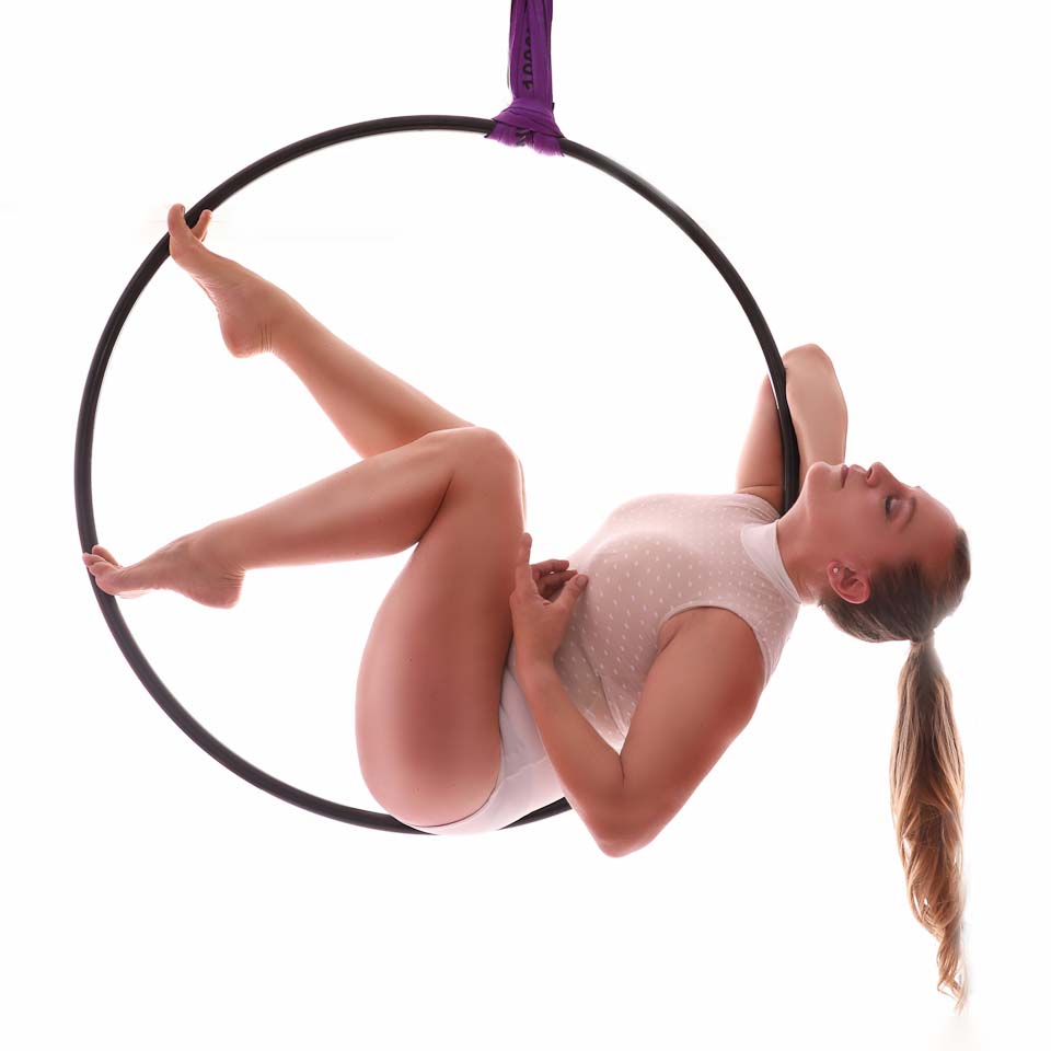 Aerial Hoop Angebot UpsideDown Studio Bad Homburg. Theresa sitzt im Moon Sit im Hoop, um ein Beispiel für das Angebot zu geben. Buche jetzt Deine Schnupperstunde!