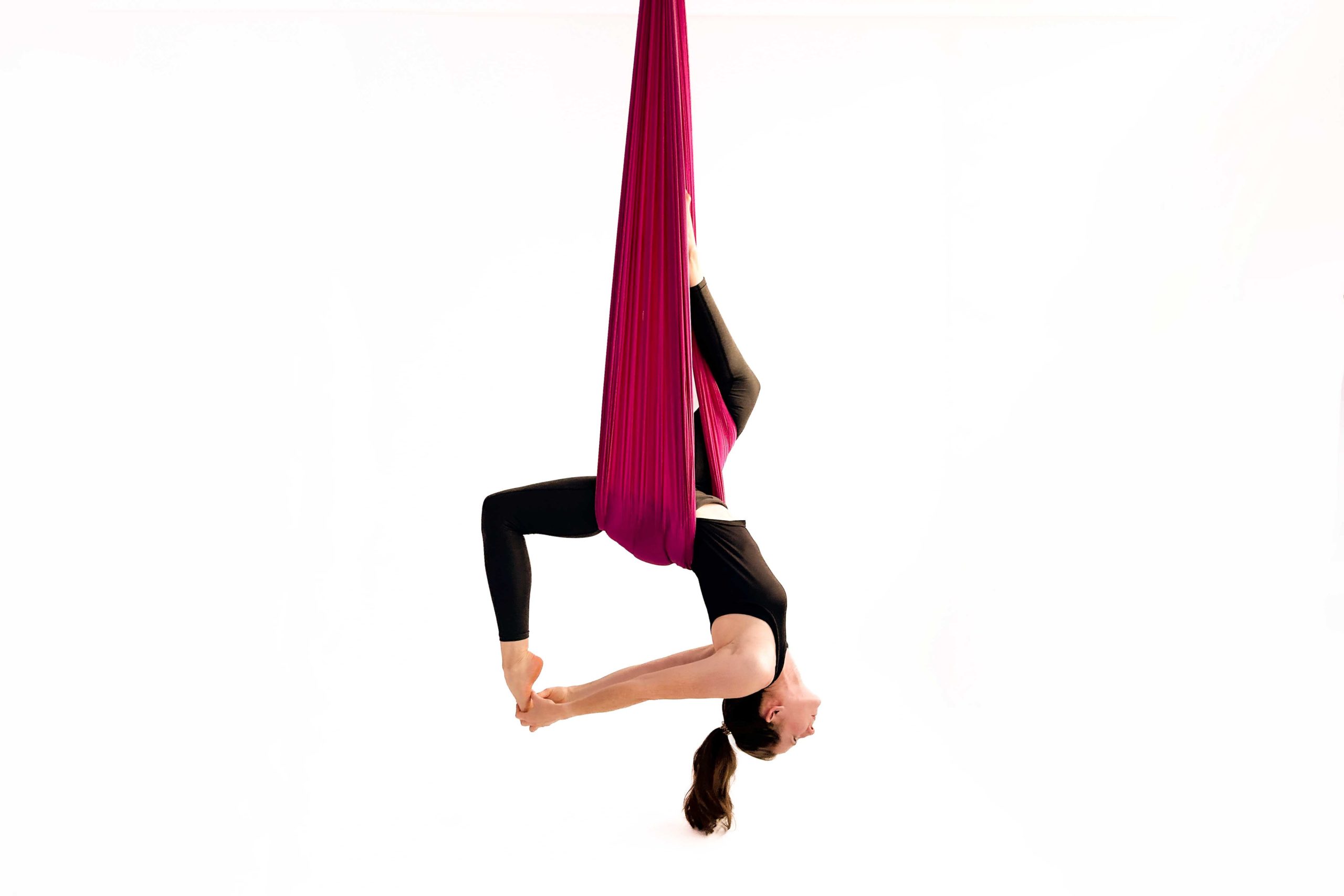 Susi (Trainerin im UpsideDown Studio Bad Homburg, nähe Frankfurt) hängt im Silk (tuvh) beim Aerial Yoga